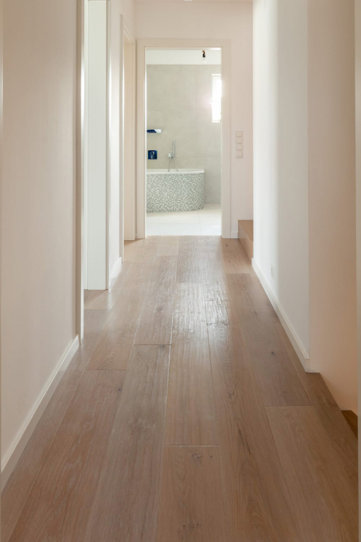 parquet rovere naturale piallato con spaccature scure maxiplancia 01