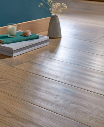 parquet rovere naturale piallato con spaccature scure maxiplancia 04