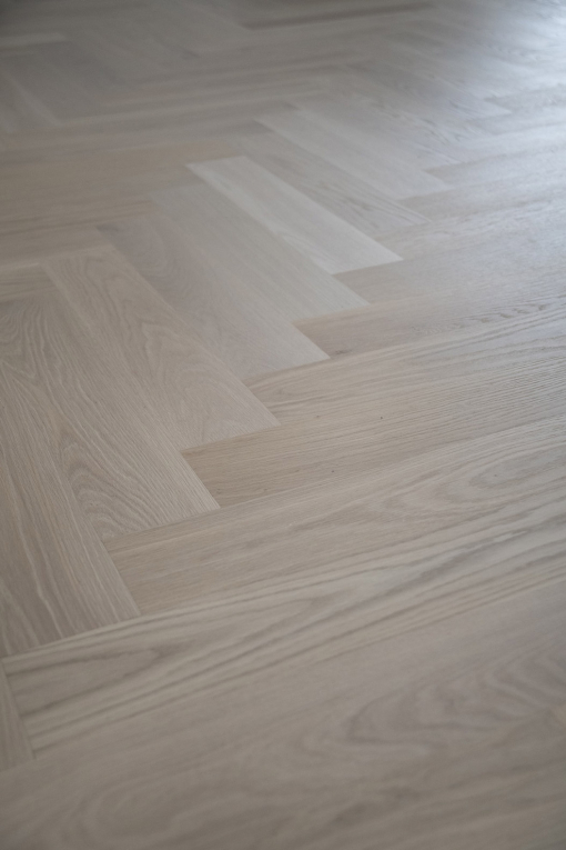 parquet rovere spina italiana naturalizzata con nodi 02